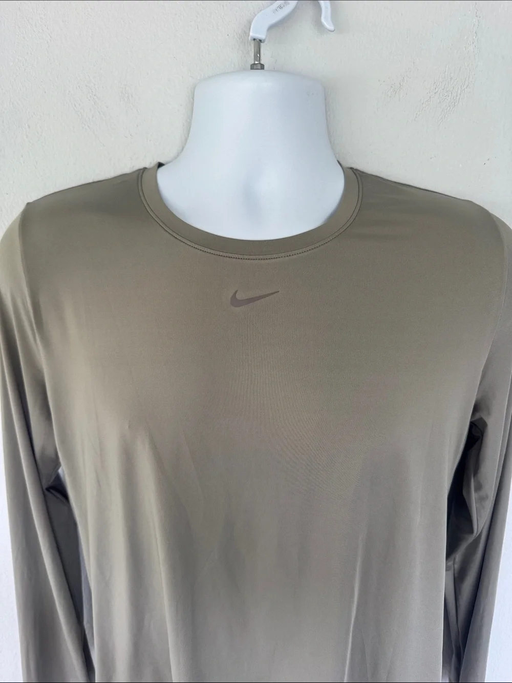 Nike One Dri-Fit olive gray men’s long sleeve thumb hole workout tee medium